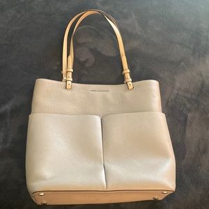 Like New & Gently Used- Michael Kors Tote 👜